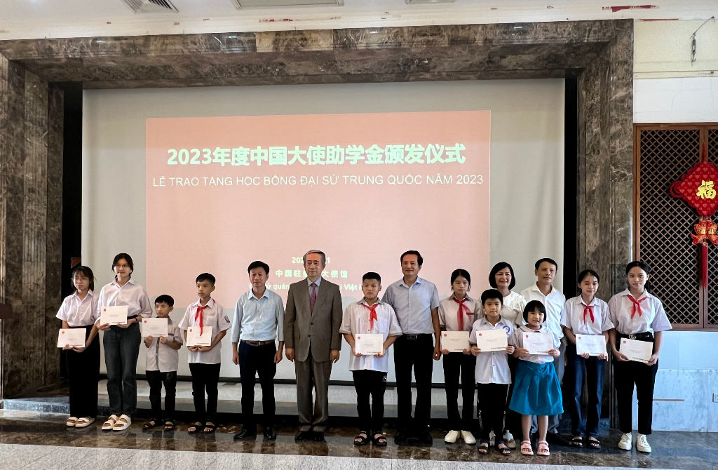 Đại sứ quán Trung Quốc trao học bổng cho học sinh của tỉnh Bắc Giang