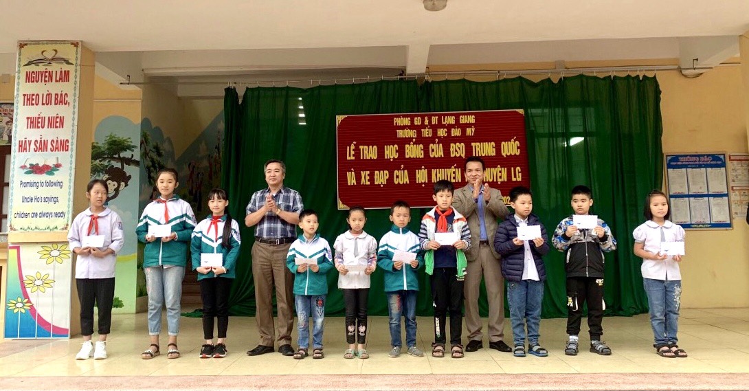 Đại sứ quán Trung Quốc tặng 20 suất học bổng cho học sinh xuất sắc của tỉnh Bắc Giang
