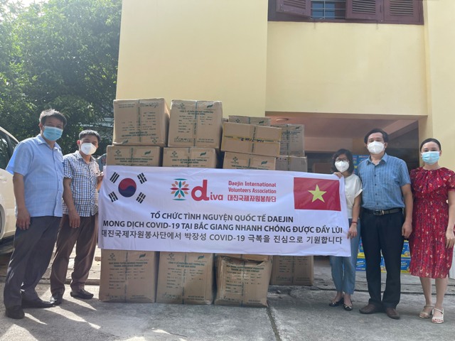 Tổ chức tình nguyện quốc tế Daejin (DIVA, Hàn Quốc) ủng hộ công tác phòng chống dịch Covid-19 tại...