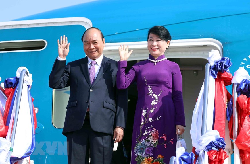 Chủ tịch nước lên đường thăm hữu nghị chính thức Lào