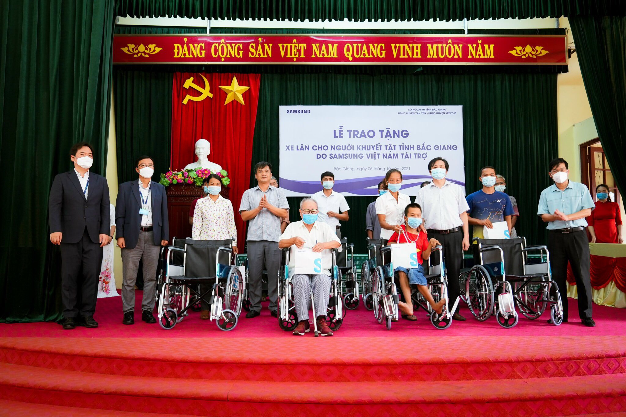 Công ty Samsung Việt Nam trao tặng 100 xe lăn cho người khuyết tật tỉnh Bắc Giang