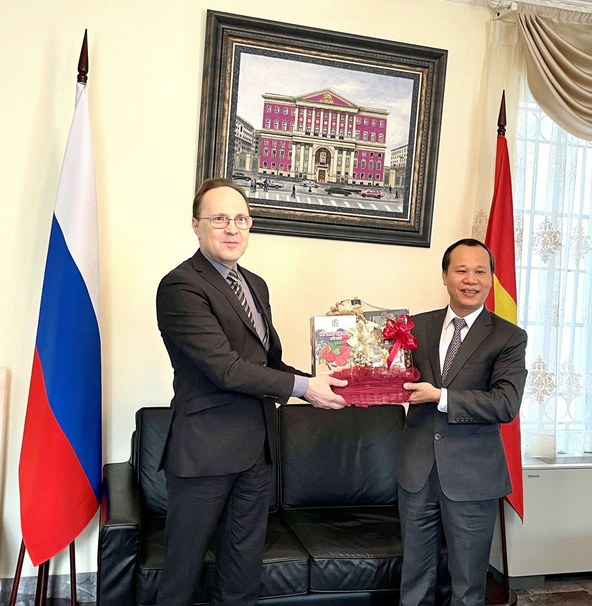 Phó Chủ tịch Thường trực UBND tỉnh Bắc Giang thăm chúc Tết Đại sứ quán Liên bang Nga