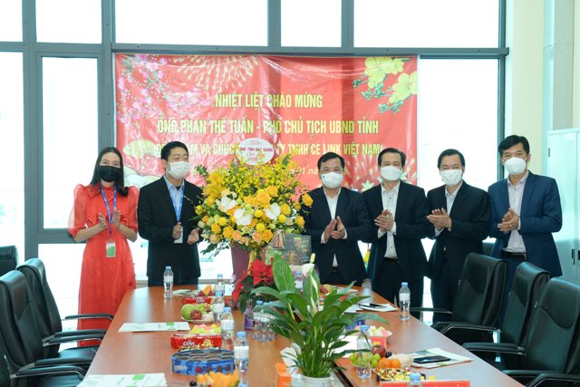 Phó Chủ tịch UBND tỉnh Phan Thế Tuấn thăm và chúc Tết một số doanh nghiệp FDI trong các khu công...