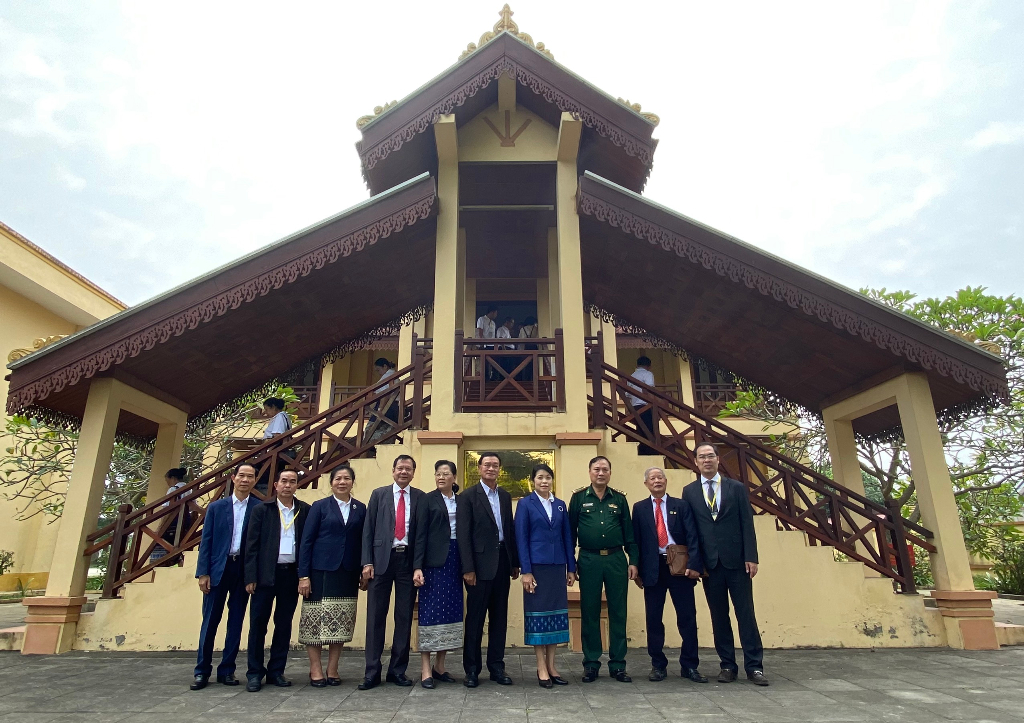 Đoàn cựu lưu học sinh Lào đến thăm và giao lưu tại Bắc Giang