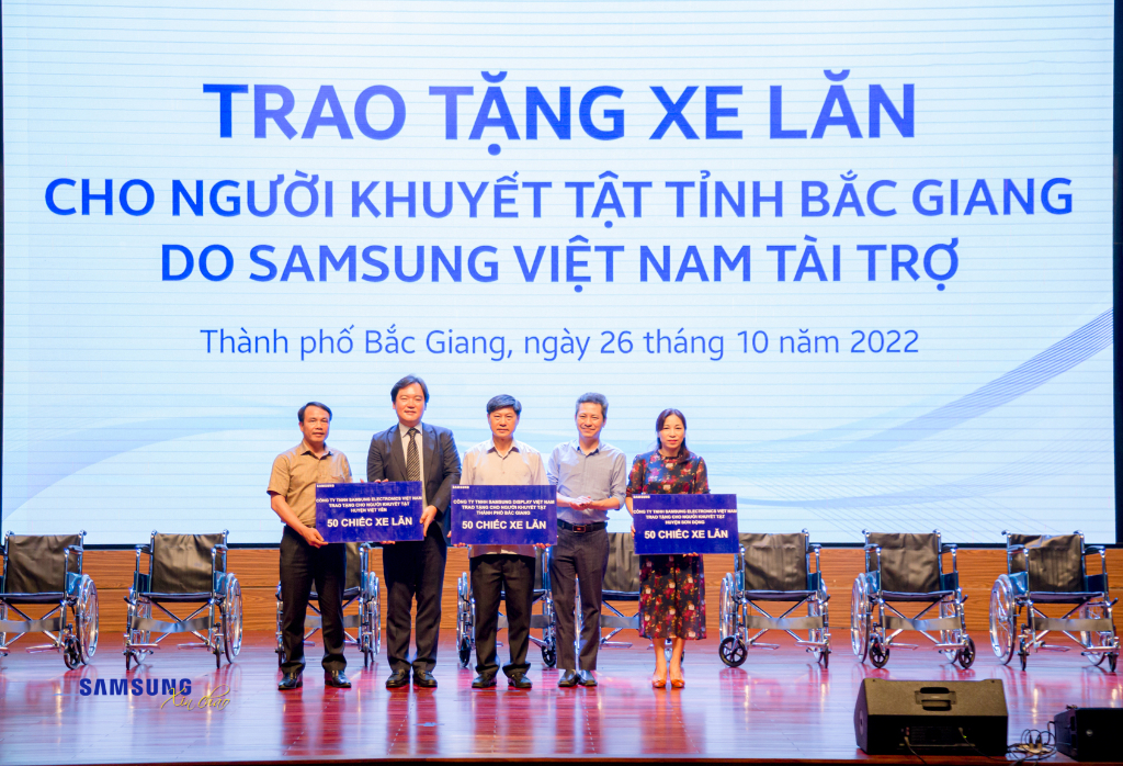 Công ty Samsung Việt Nam trao tặng 150 chiếc xe lăn cho người khuyết tật tỉnh Bắc Giang