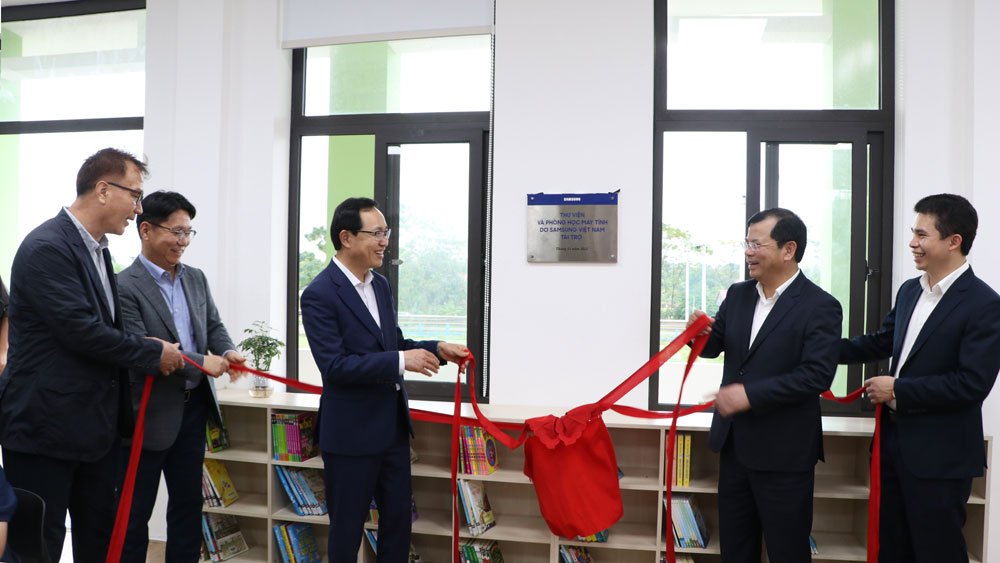 Công ty Samsung Việt Nam trao tặng thư viện và phòng học máy tính cho Ngôi trường hy vọng Samsung...