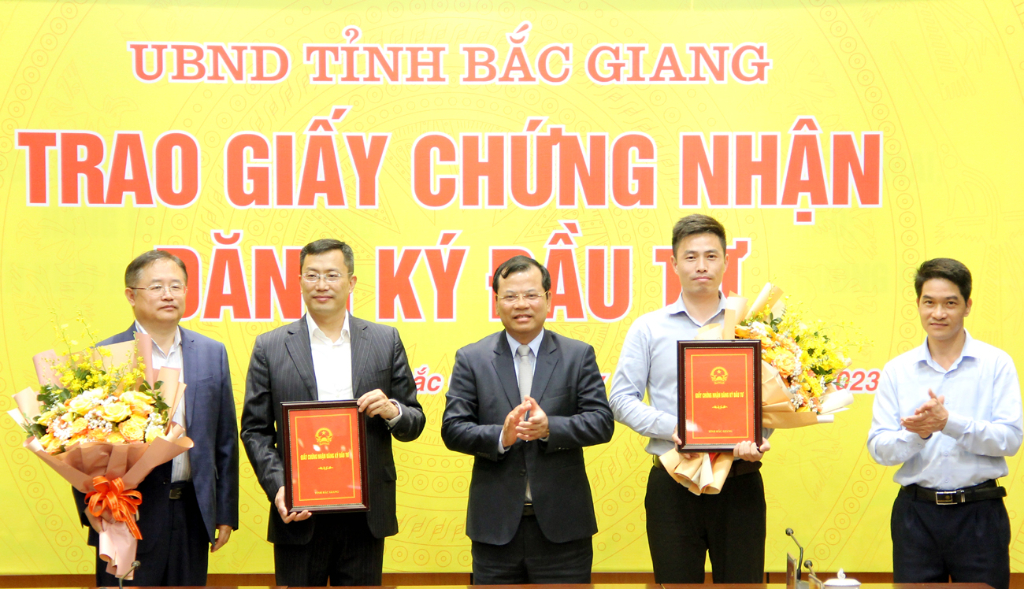 Bắc Giang trao Giấy chứng nhận đầu tư cho 2 dự án hơn 130 triệu USD