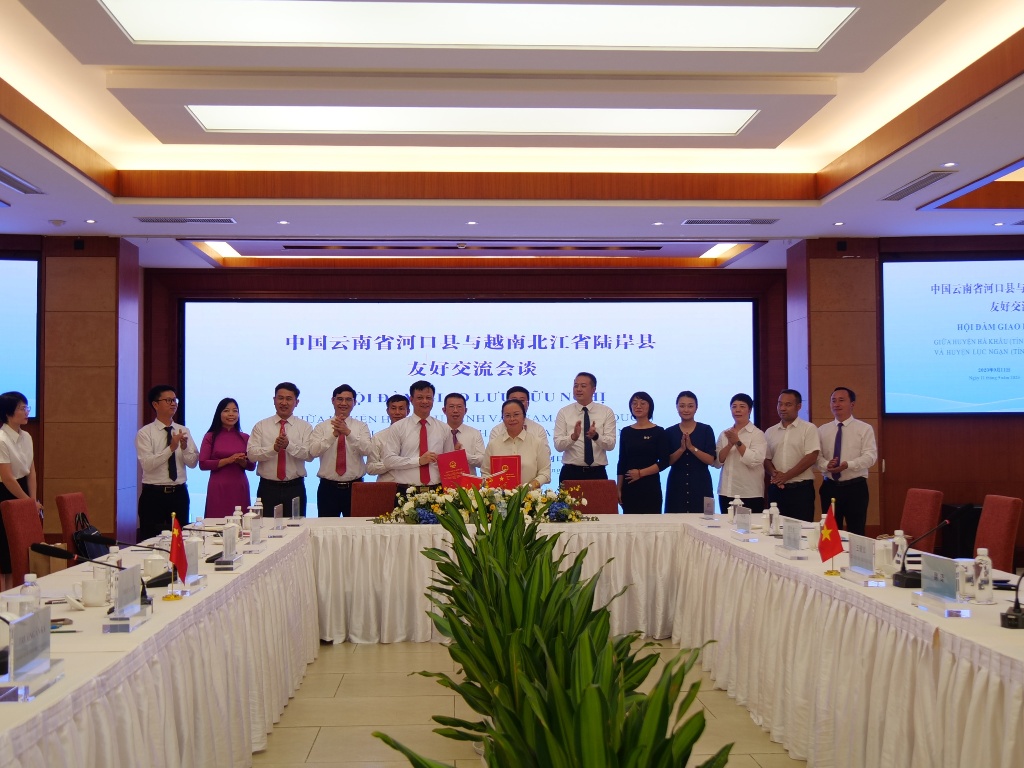UBND huyện Lục Ngạn ký kết thỏa thuận hợp tác với Chính quyền Nhân dân huyện Hà Khẩu, tỉnh Vân...
