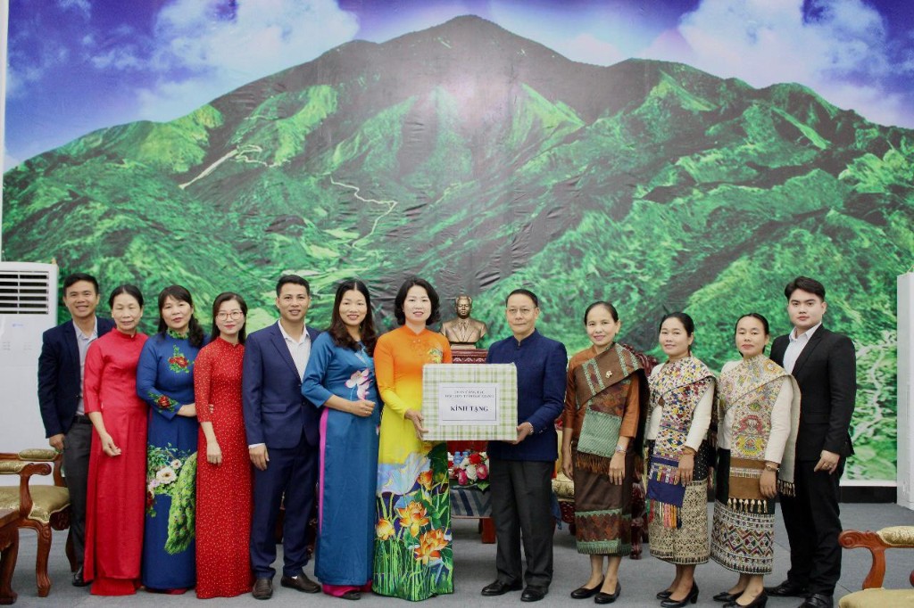 Đoàn công tác của Hội Liên hiệp Phụ nữ tỉnh Bắc Giang thăm và làm việc tại tỉnh Xay Sổm Bun (Lào)