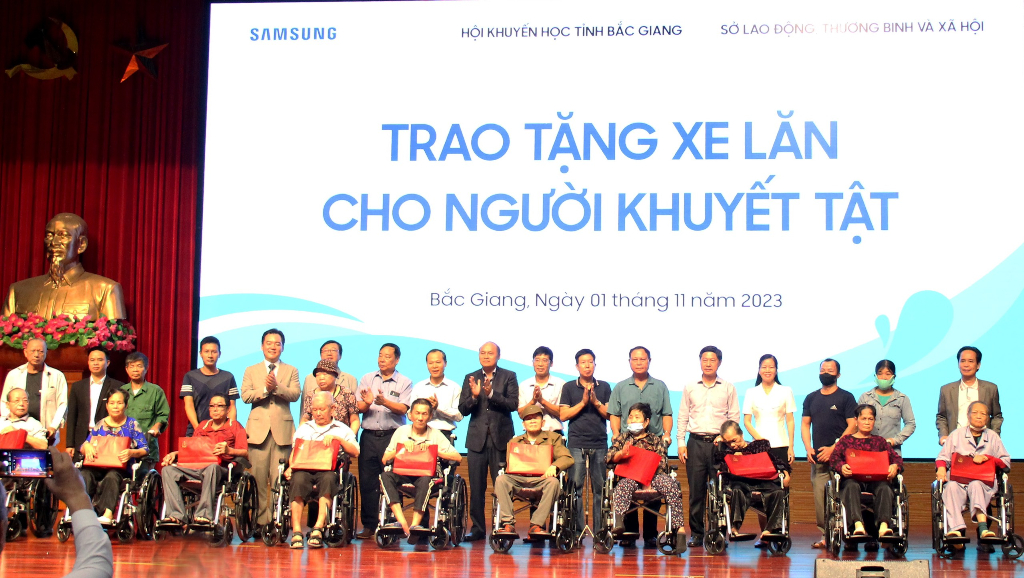 Công ty Samsung tặng xe lăn cho người khuyết tật và học bổng cho học sinh khó khăn của tỉnh Bắc...