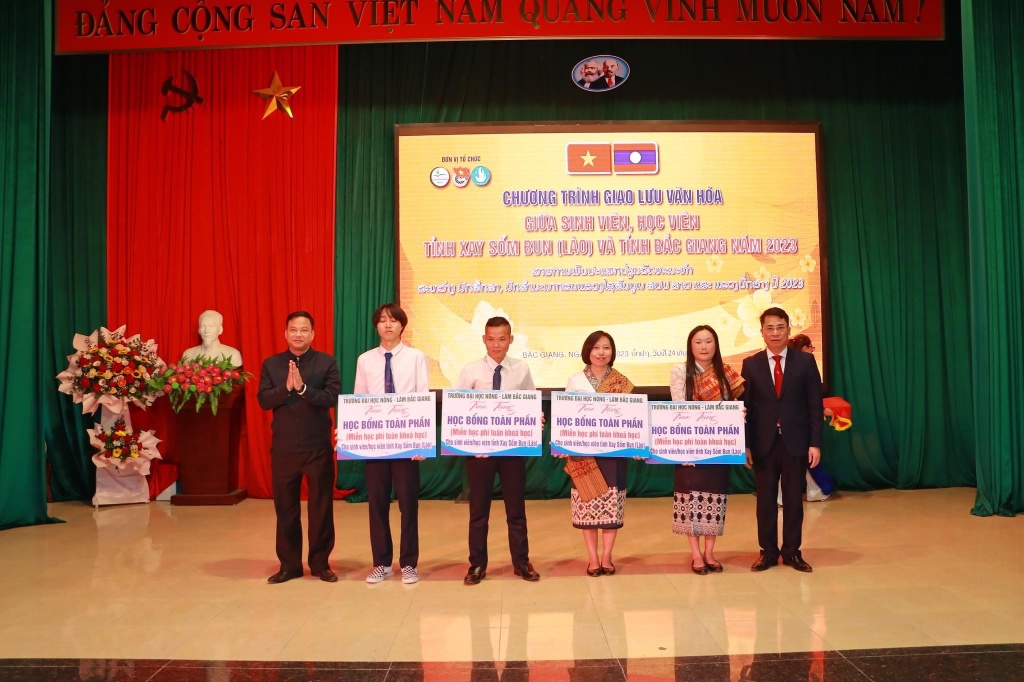 Giao lưu văn hóa giữa các sinh viên, học viên tỉnh Xay Sổm Bun (Lào) và tỉnh Bắc Giang