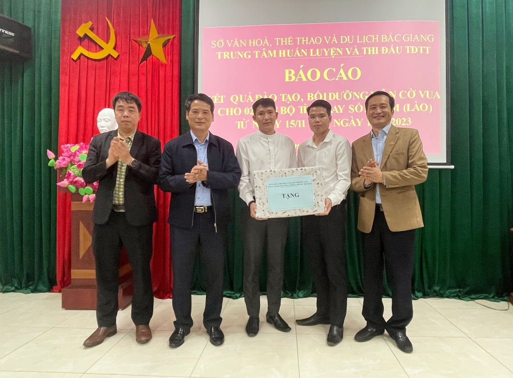 Bắc Giang: Tập huấn cờ vua cho hai cán bộ tỉnh Xay Sổm Bun (Lào)