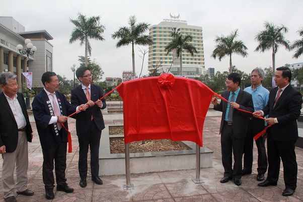Hội hữu nghị Nhật Việt vùng Chukyo trao tặng tỉnh Bắc Giang 100 cây hoa anh đào