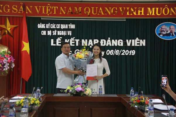 Chi bộ Sở Ngoại vụ tỉnh Bắc Giang kết nạp 02 quần chúng ưu tú vào Đảng