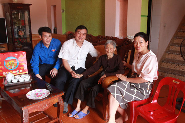 Sở Ngoại vụ thăm và tặng quà Mẹ Việt Nam anh hùng