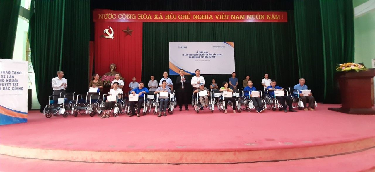 Samsung Electronics Việt Nam trao tặng 100 xe lăn cho người khuyết tật tỉnh Bắc Giang