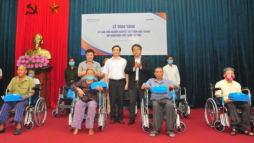 Công ty Samsung Electronics Việt Nam trao tặng 100 xe lăn cho người khuyết tật tỉnh Bắc Giang