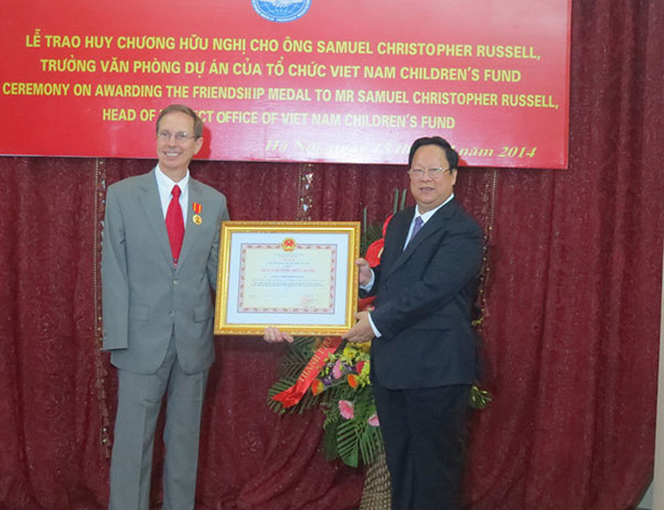 Lễ trao tặng Huy chương Hữu nghị cho ông Samuel Christopher Russell - Trưởng Văn phòng Dự án Tổ...