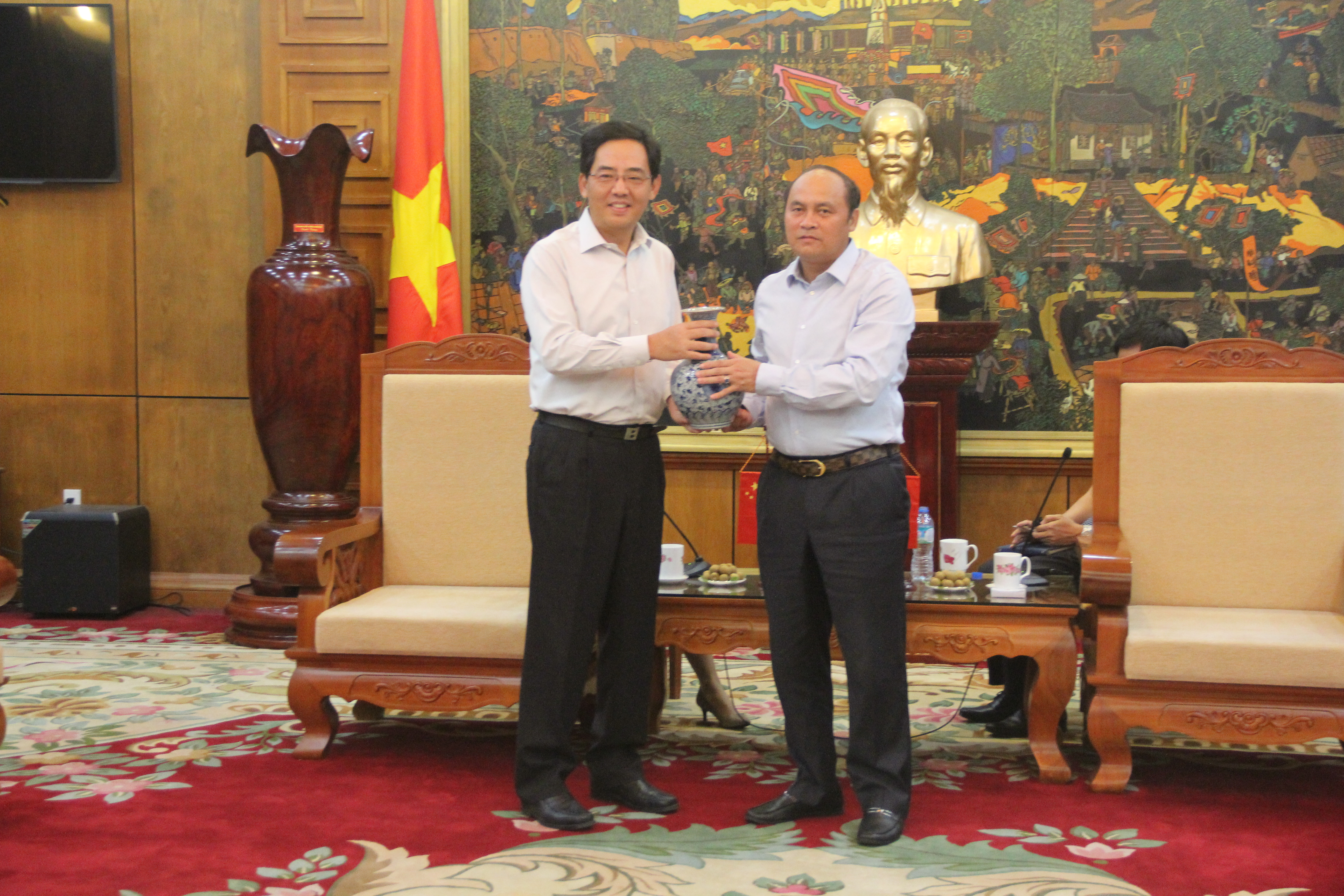Chủ tịch UBND tỉnh Nguyễn Văn Linh tiếp Đại sứ Trung Quốc tại Việt Nam