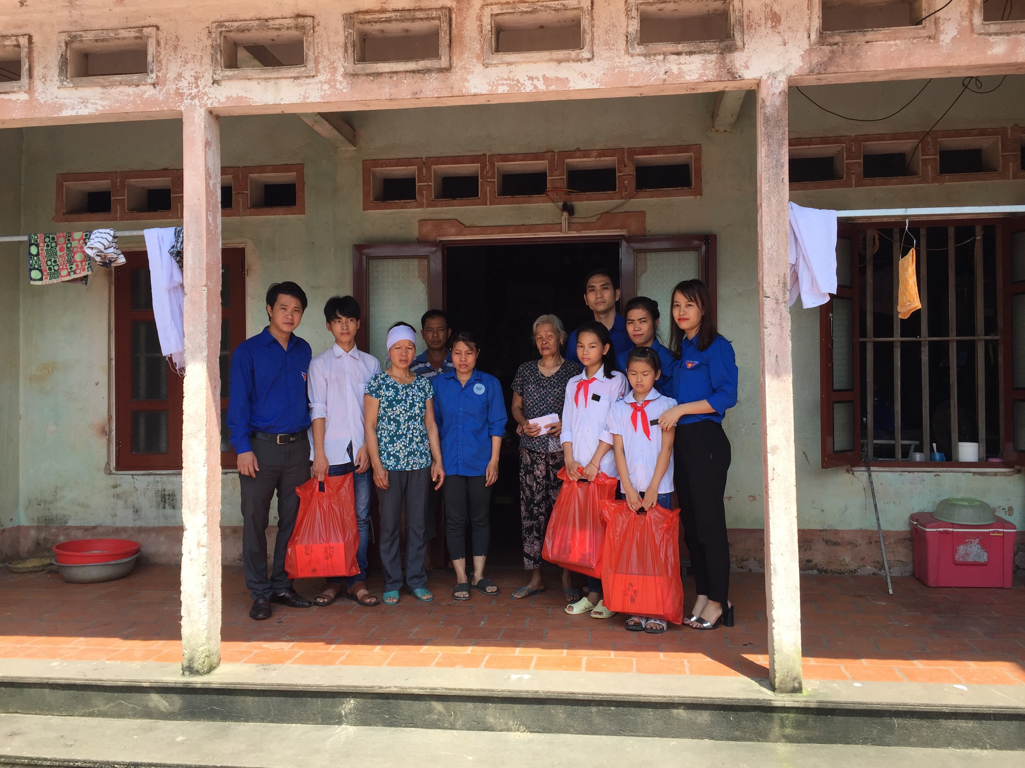 Chi đoàn Thanh niên Sở Ngoại vụ Bắc Giang: Tặng quà cho học sinh có hoàn cảnh khó khăn 