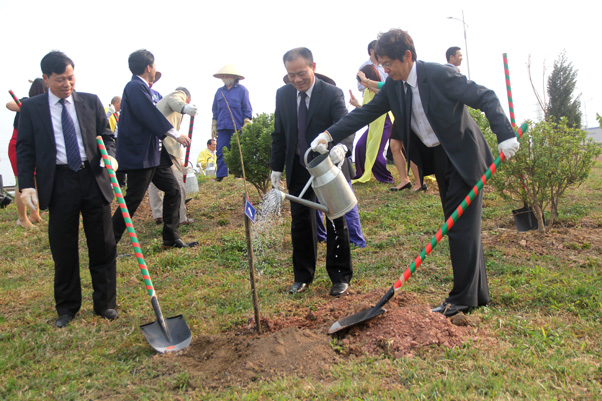  バクザン：100本をこえる日本からの桜の木を受け取り植樹
