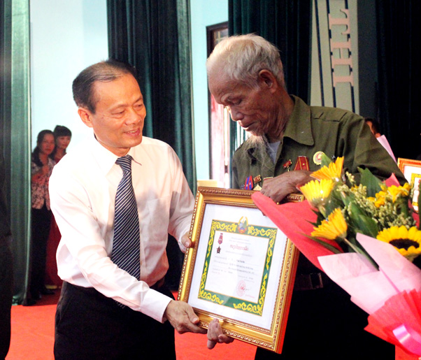 Trao tặng Huân, Huy chương của Nhà nước CHDCND Lào cho cán bộ, chuyên gia quân tình nguyện tỉnh...