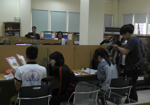 Đoàn phóng viên Đài truyền hình KBS (Hàn Quốc) thực hiện phóng sự tại Bắc Giang