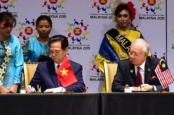 Các nhà lãnh đạo ký tuyên bố về Thành lập Cộng đồng ASEAN