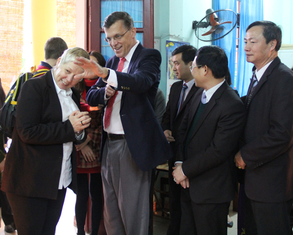 Đại sứ đặc mệnh toàn quyền Đại sứ quán Ô-xtrây-li-a thăm Bệnh viện Phục hồi chức năng tỉnh