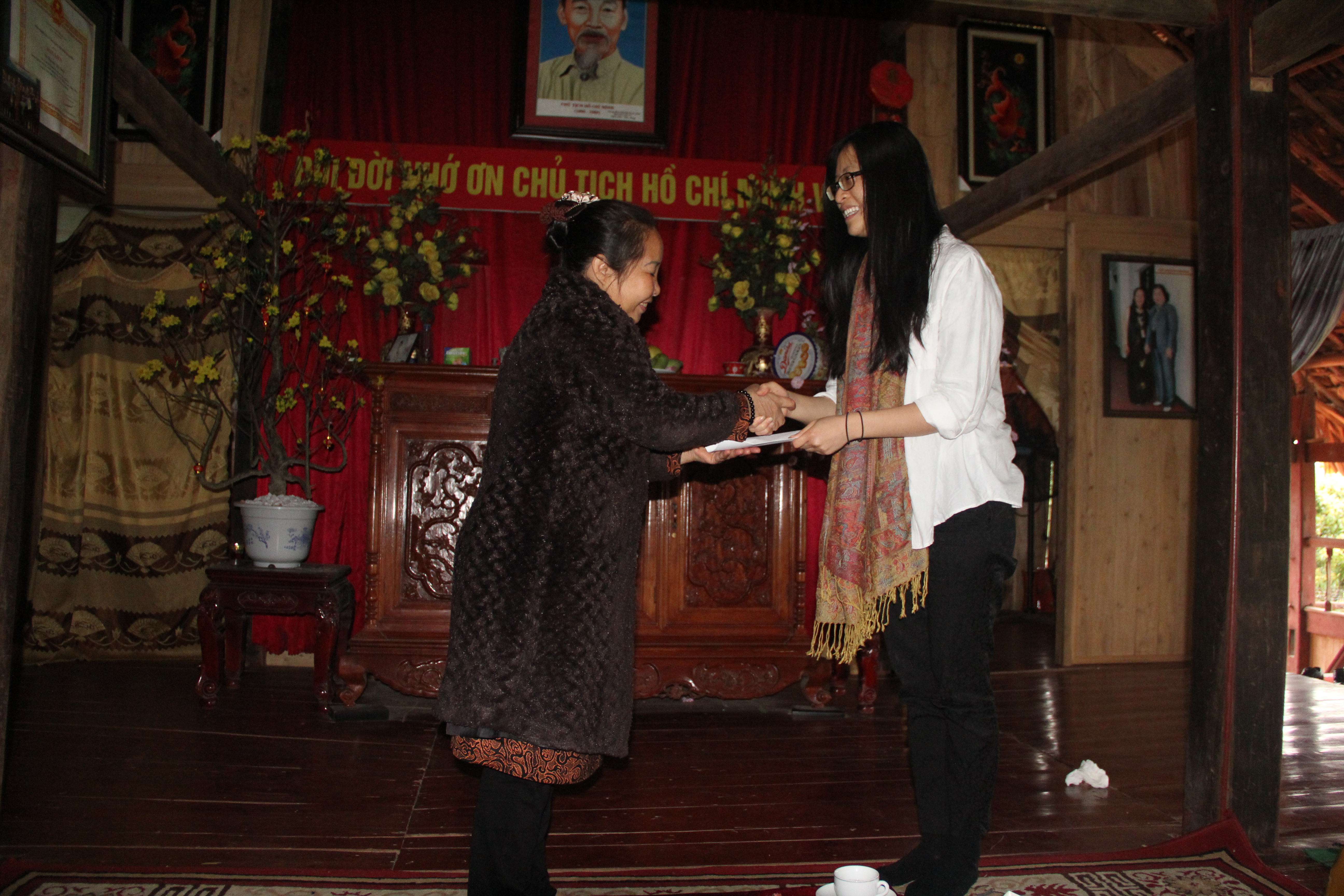 Hội hữu nghị Ô-xtrây-li-a - Việt Nam tặng quà trẻ em tại Trung tâm Nhân đạo Thiên Phúc