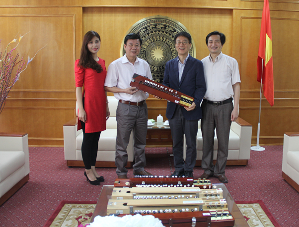 Tình nguyện viên Nhật Bản trao tặng đàn Taisho-koto cho Trung tâm văn hóa thiếu nhi tỉnh Bắc Giang