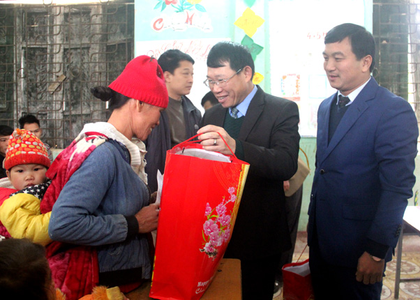 Sở Ngoại vụ tỉnh Bắc Giang: Tặng quà tết cho hộ nghèo tại xã Phú Nhuận