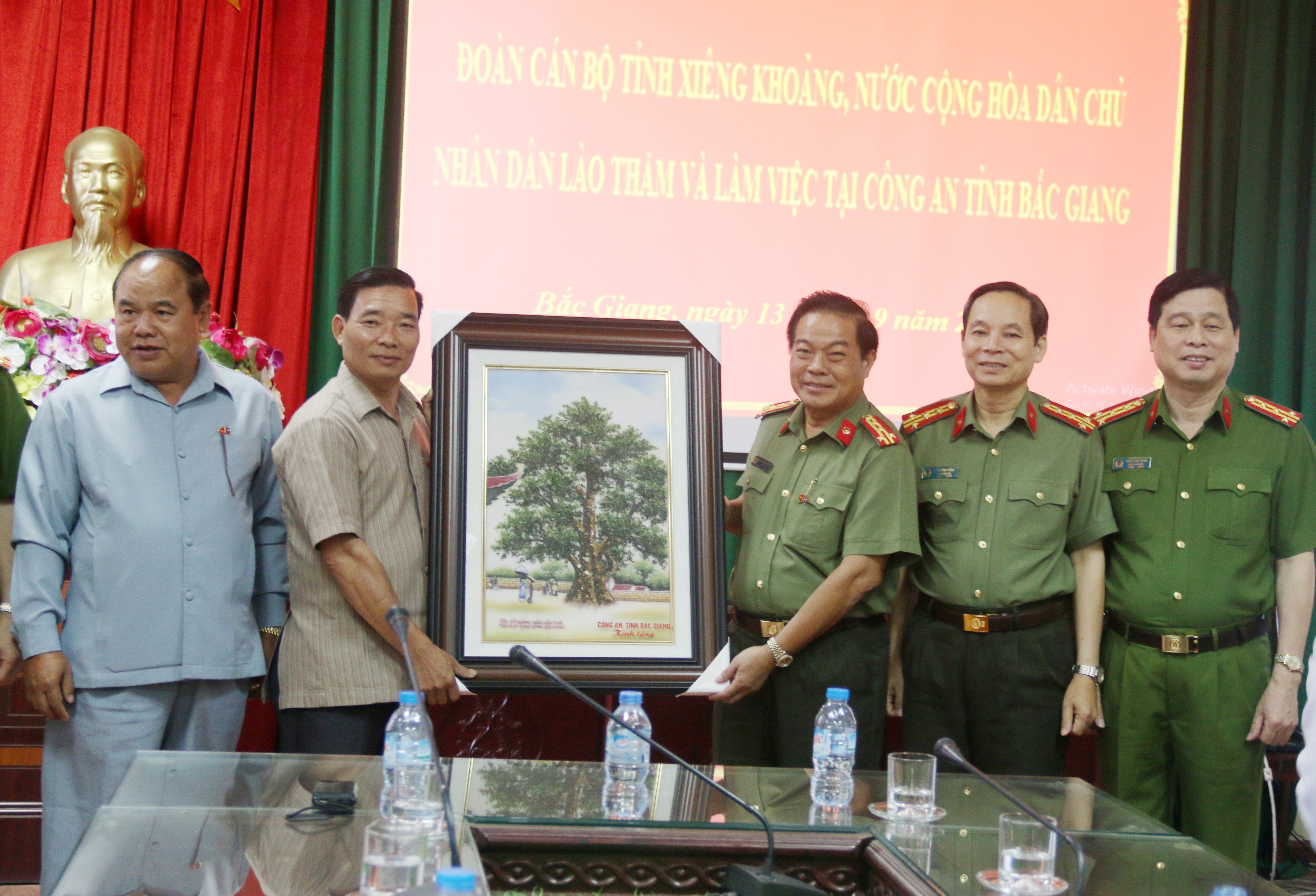 Đoàn cán bộ tỉnh Xiêng Khoảng (Lào) thăm mô hình camera giám sát tại Công an tỉnh
