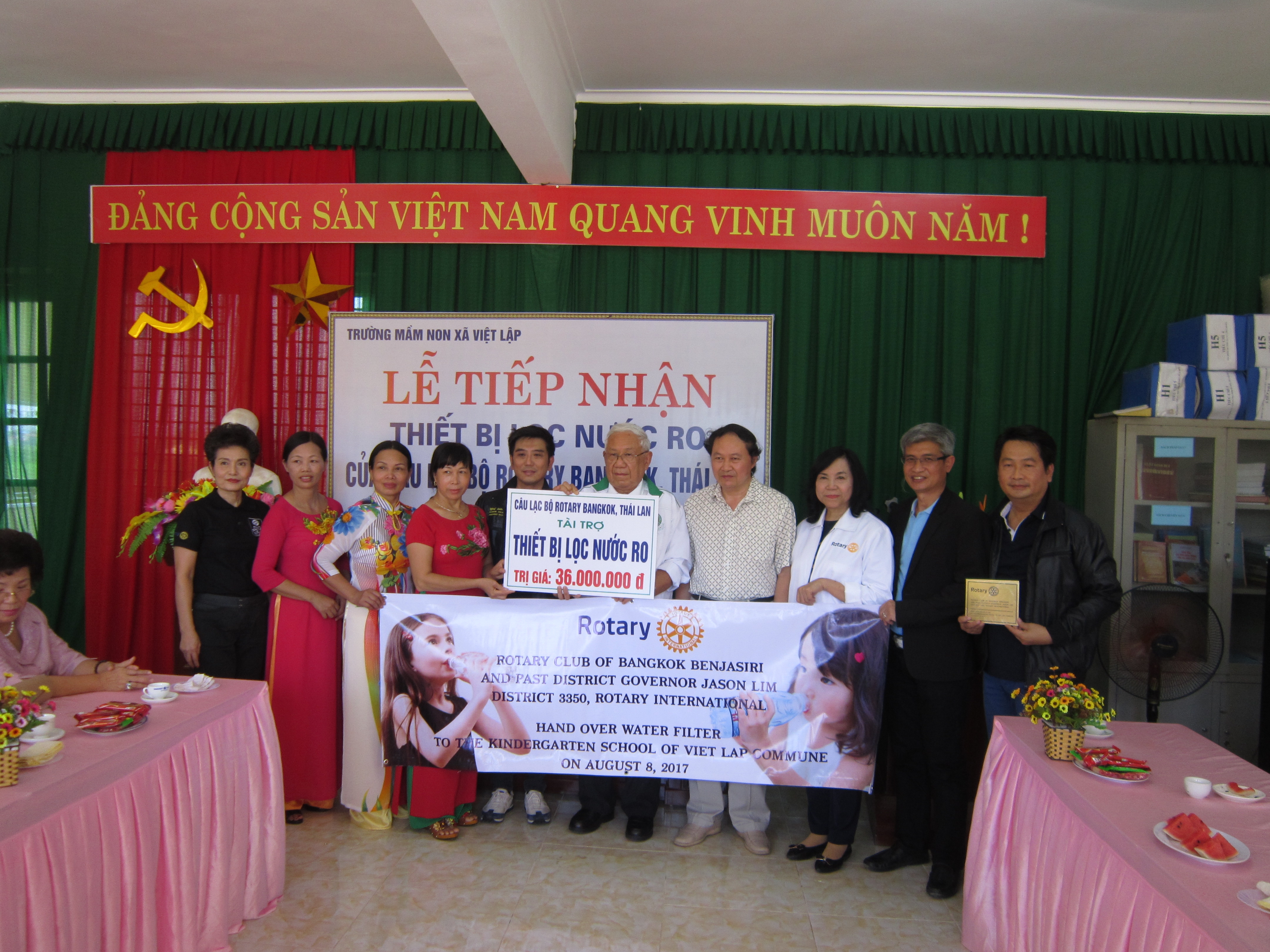 Câu lạc bộ Rotary Bang kok (Thái Lan) tặng quà tại Bắc Giang