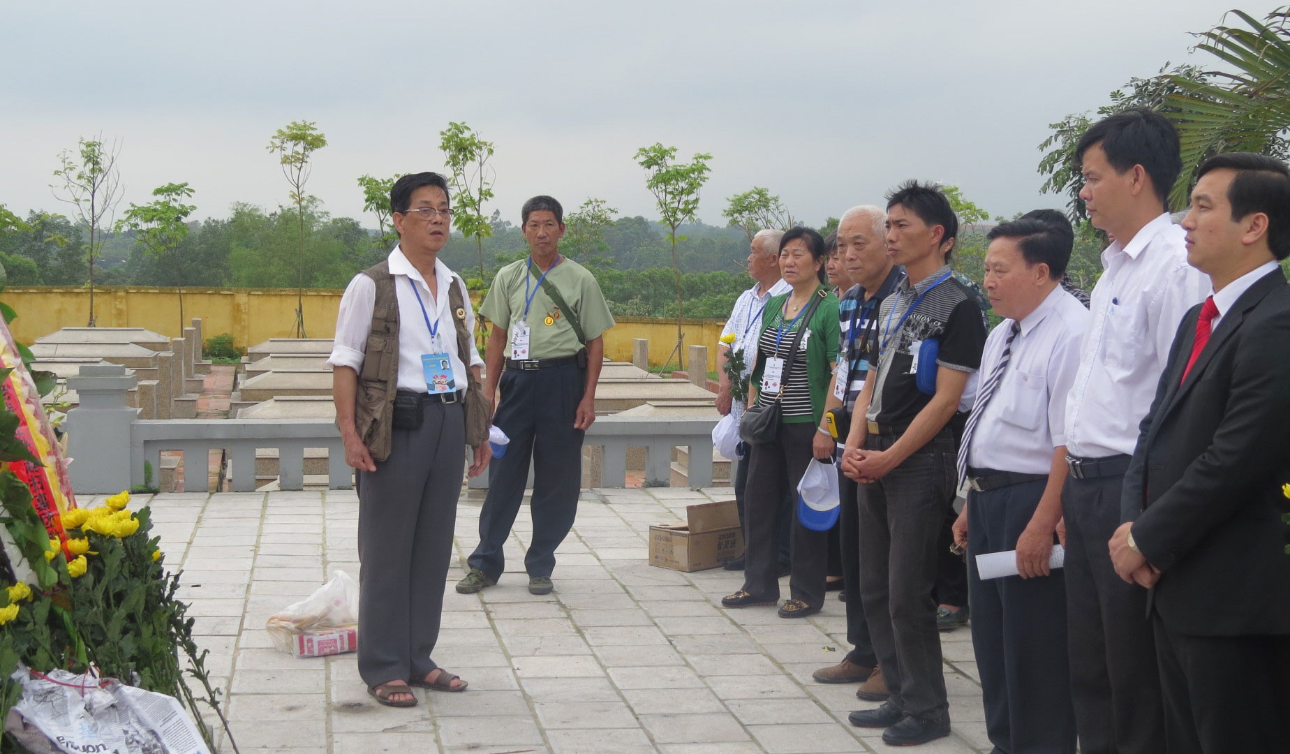 Đoàn cựu chiến binh Trung Quốc đến viếng Nghĩa trang liệt sỹ xã Đào Mỹ- Lạng Giang