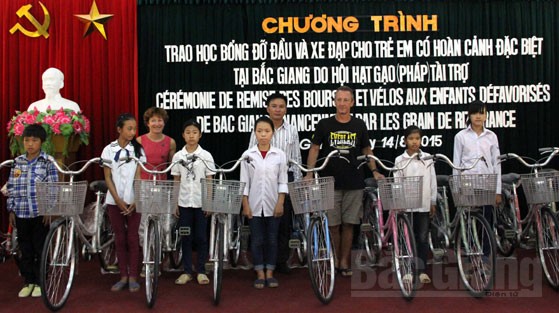 Hỗ trợ hơn 100 triệu đồng cho trẻ khó khăn Bắc Giang