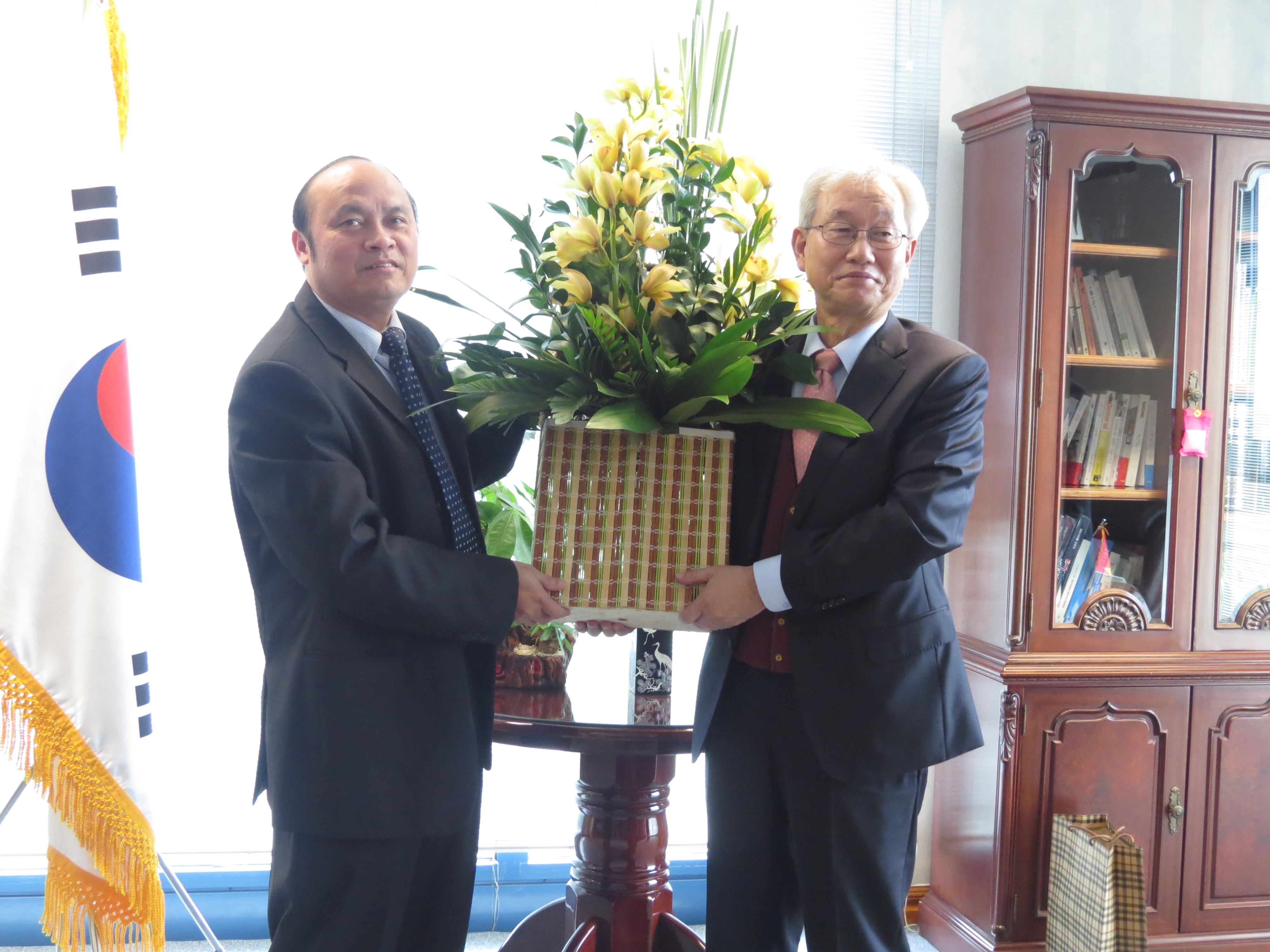 Phó Chủ tịch Thường trực UBND tỉnh Nguyễn Văn Linh thăm, chúc mừng nhân dịp Lễ Giáng sinh và năm...