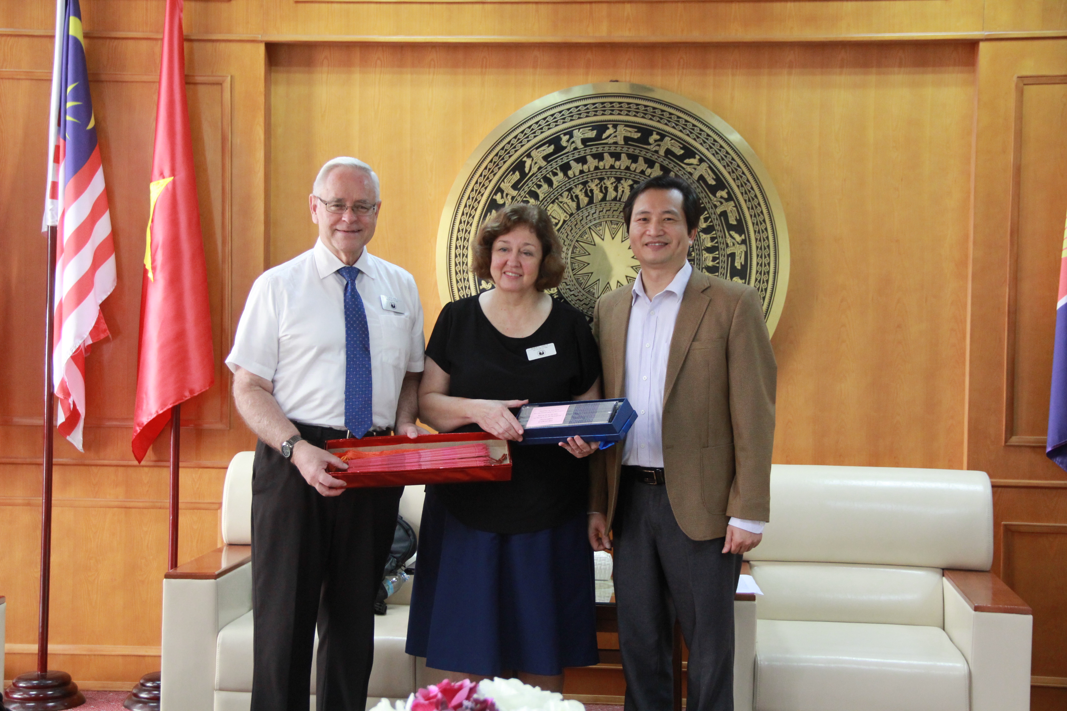 Tổ chức LDSC trao thư cam kết tài trợ cho tỉnh Bắc Giang